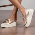 Mocassim Feminino GuGi com Sola Alta Metalizada – Estilo, Conforto e Poder em um Só Calçado!